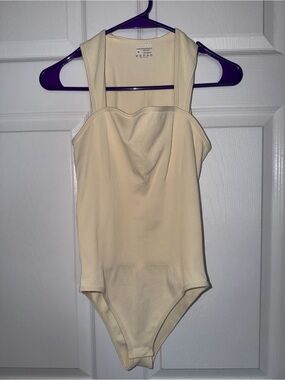 Ivory Ribbed Sweetheart Neck Bodysuit Size M Stretchy OQQ brand